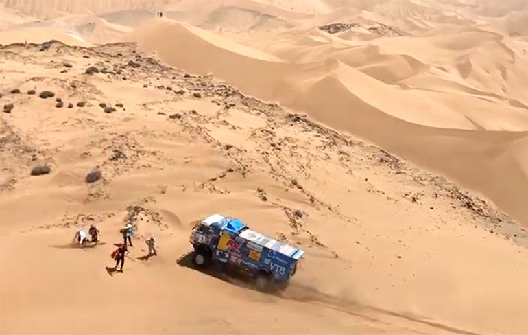 Toeschouwer Dakar Rally staat op gevaarlijke plek, Rus rijdt over zijn benen