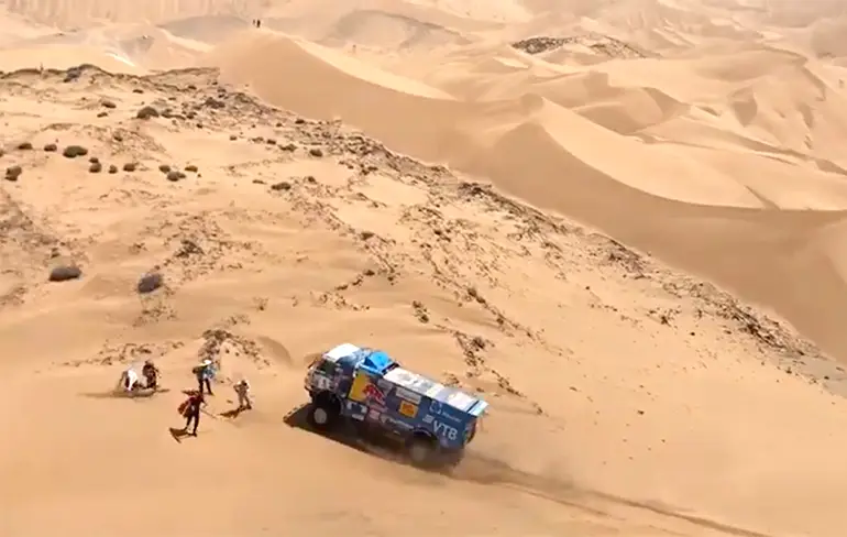 Toeschouwer Dakar Rally staat op gevaarlijke plek, Rus rijdt over zijn benen