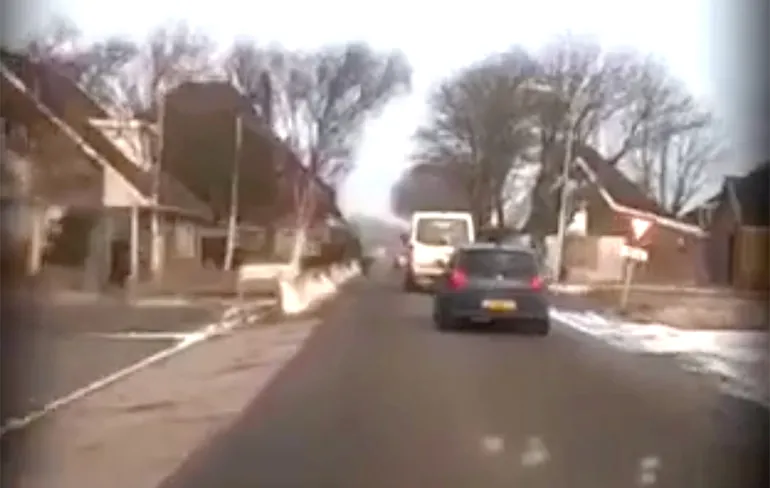 Toeteren grote blij: Chef te grazen genomen met toeter aan richtingaanwijzer