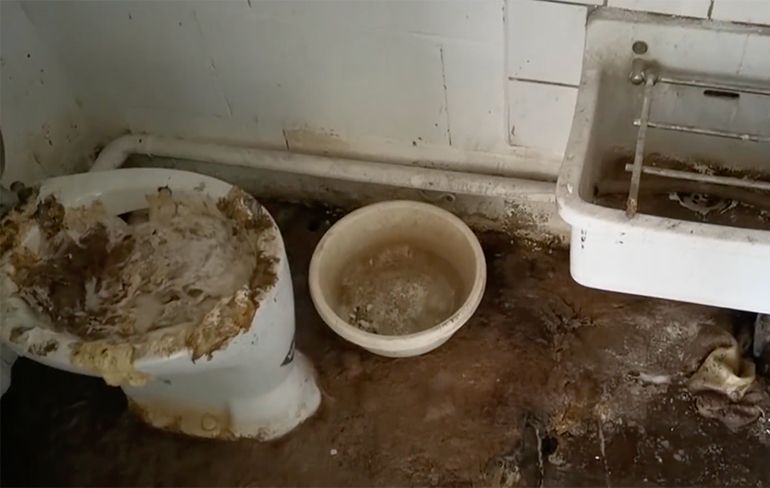 Toilet schoonmaken na overstroming is extreem smerige klus
