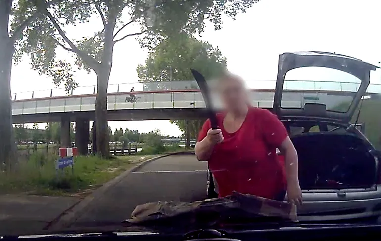 Tokkie in Almere wil verkeersruzie met kapmes uitvechten