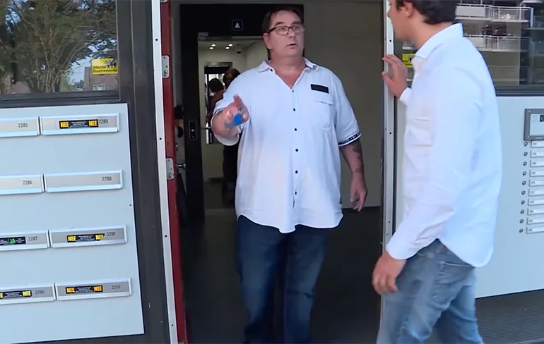 Tokkie terroriseert een hele flat in Nijmegen en niemand weet waarom