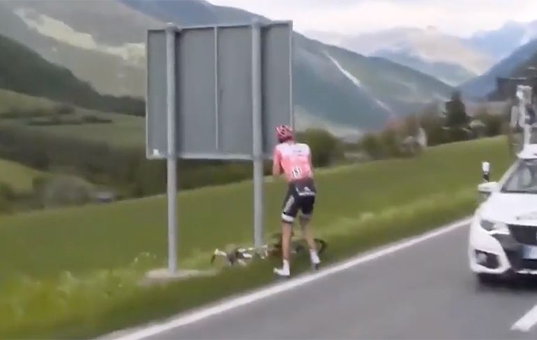 Tom Dumoulin moest vandaag even poepen tijdens etappe Giro d'Italia