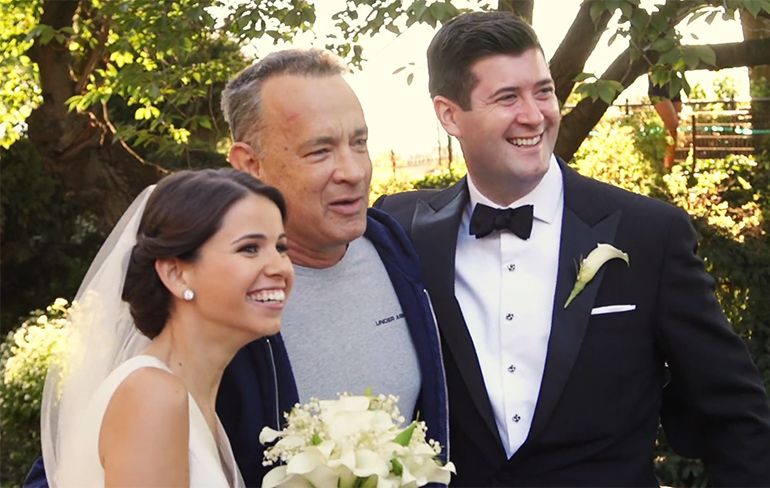 Tom Hanks loopt toevallig voorbij een trouwreportage