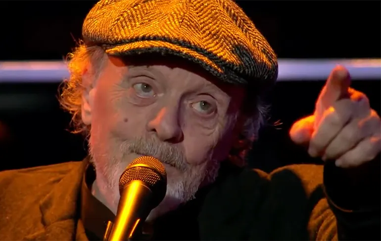 Tommie uit Sesamstraat zingt lied voor overleden Aart Staartjes