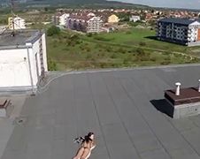 Topless zonnende vrouw gespot door drone