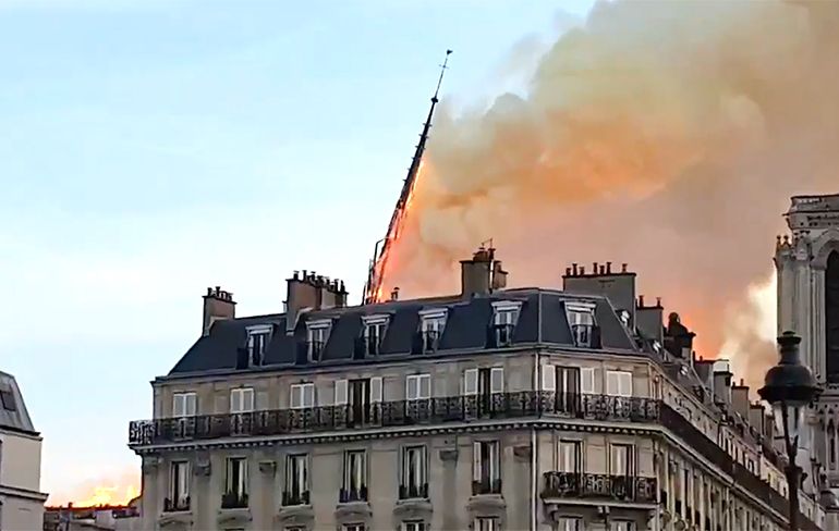 Toren beroemde Parijse Kathedraal Notre-Dame ingestort door grote brand