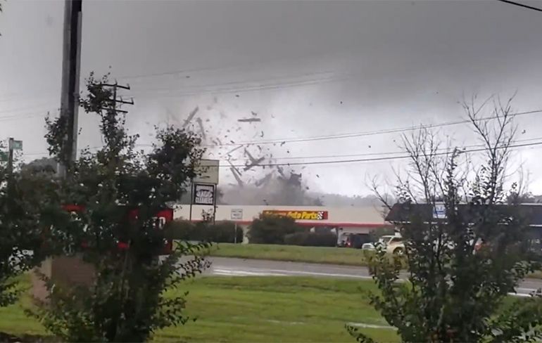 Tornado in gebied van Orkaan Florence neemt gebouw te grazen