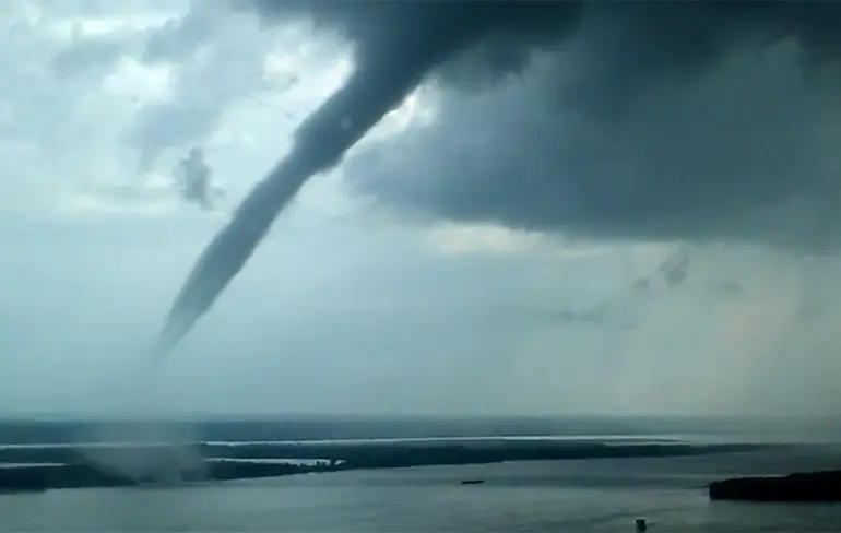 Tornado zorgt voor angstig momentje voor Russische kraanoperator