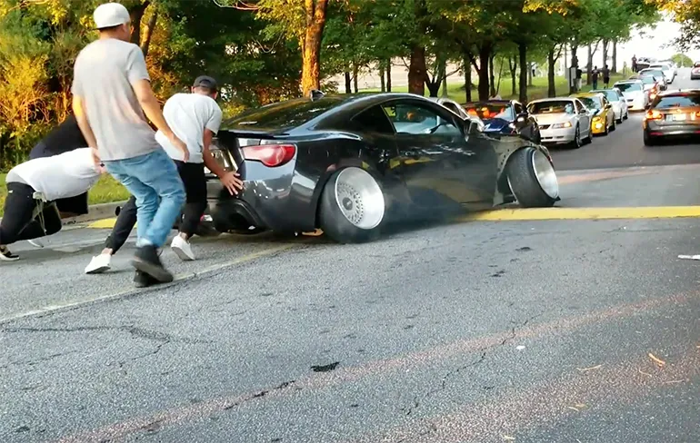 Toyota FR-S heeft wat hulp nodig om over een drempel te komen