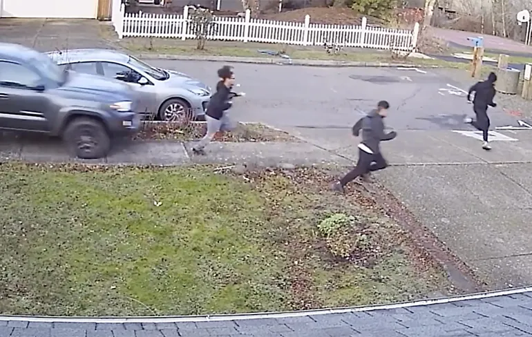 Toyota Tacoma zit in Portland achter voetgangers aan