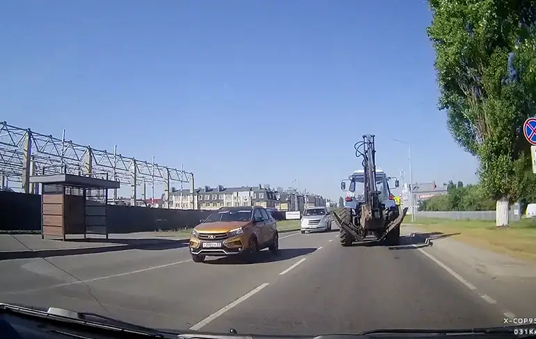 Traktorband kiest eigen weg en brengt schade toe aan 2 auto's