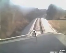 Trein geeft smakkerd aan vrachtauto met stenen