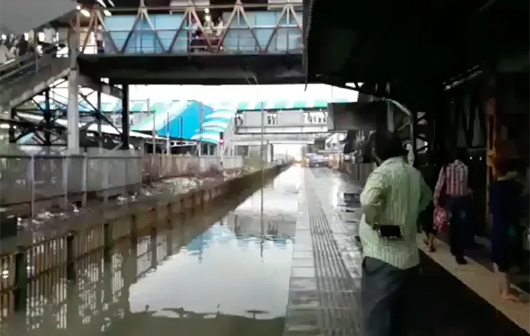 Trein in India maakt heel veel mensen nat