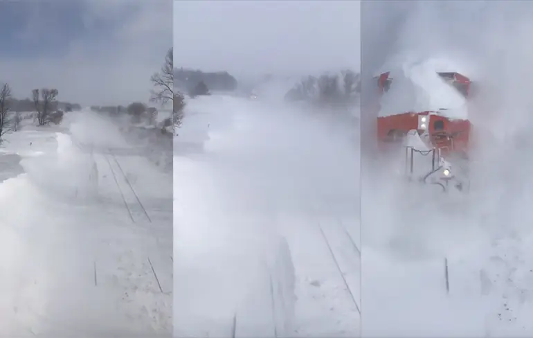 Trein ploegt zich door een enorme berg sneeuw in Minnesota