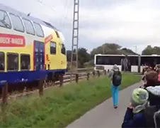 Trein ramt stilgevallen schoolbus in Duitsland