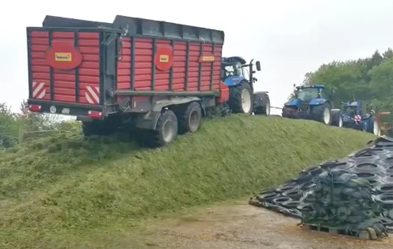 Trekker, nog een trekker, trekker met aanhanger die omvalt