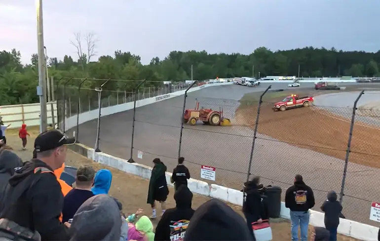 Trekker zonder chauffeur op de Tri-City Motor Speedway in Auburn