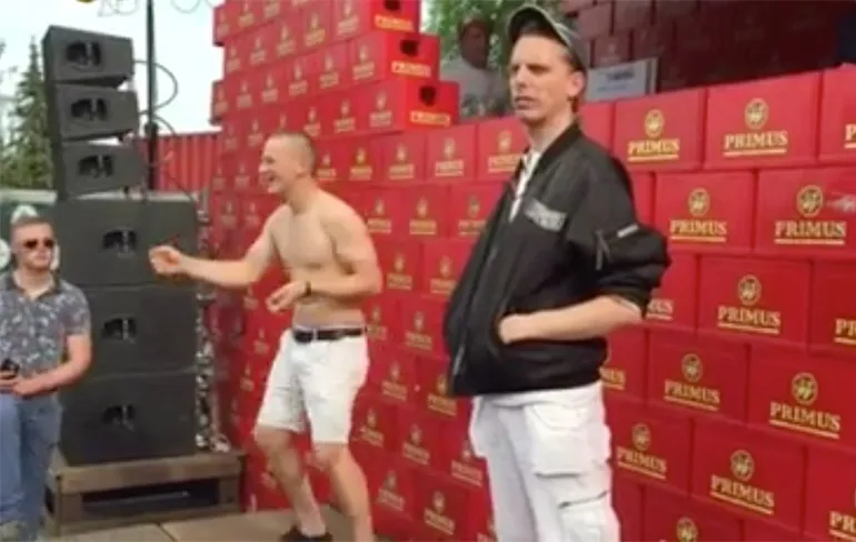 Tricky verliest een hakwedstrijd...