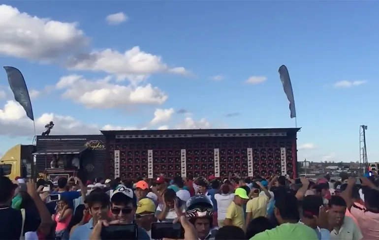 Trommelvliezen zeker kapot na feestje met deze Bass vrachtwagen