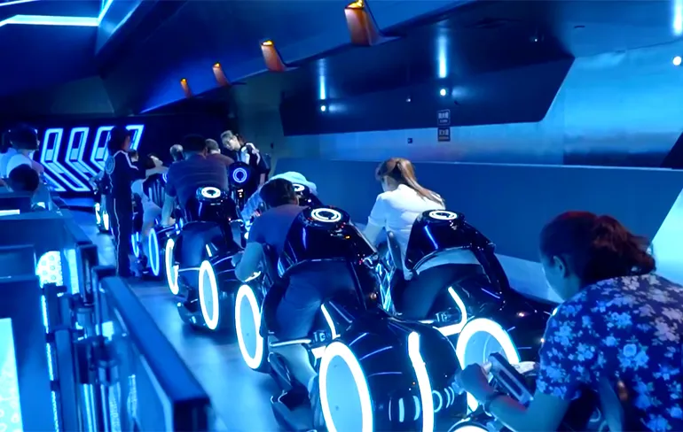 TRON achtbaan in Shanghai Disneyland is erg bruut!