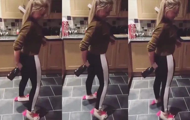 Trouwmateriaal: Chick opent fles champagne met haar billen