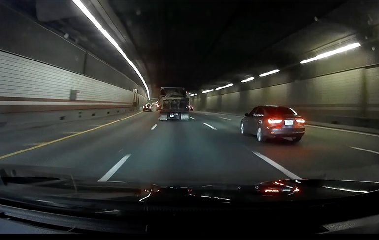 Truck in Boston probeert op zijkantje verder te rijden