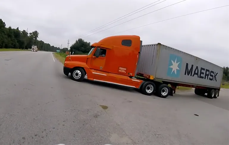 Trucker rijdt bijna fietser overhoop en je verwacht dus een road rage