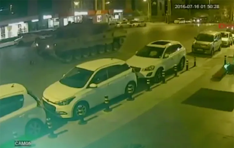 Turk met ballen van staal laat zich overrijden door tank!