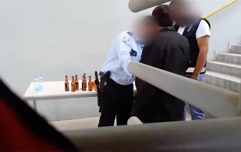 Turk probeert wat biertjes stadion in te smokkelen