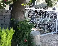 Turks huis heeft aquarium als hek