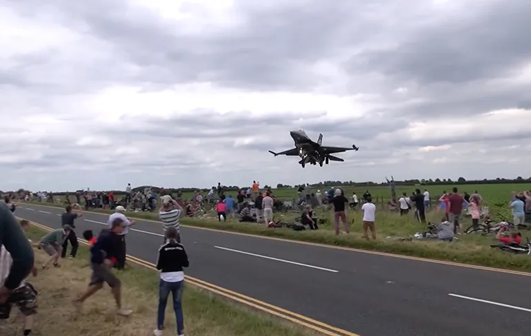 Turkse F16 geeft vliegtuigspotters dag van hun leven en nieuw kapsel