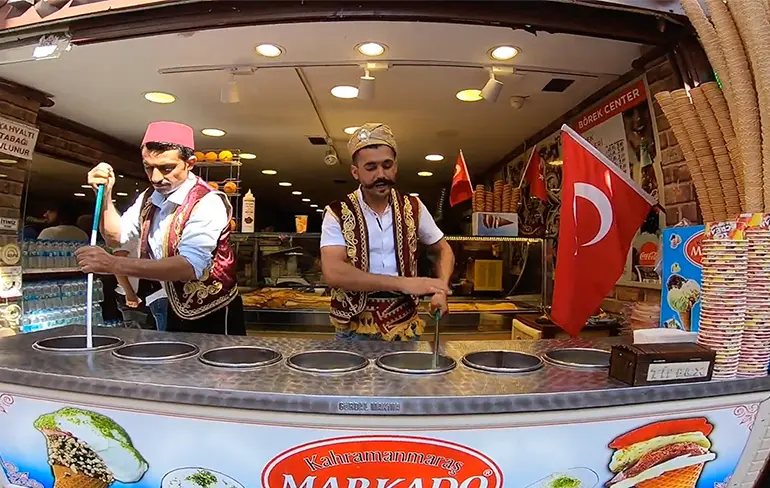 Turkse ijsboer houdt zijn klant heel lang bezig voordat deze ijsje krijgt