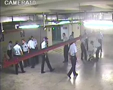 Turkse Politie klopt even verder in parkeergarage