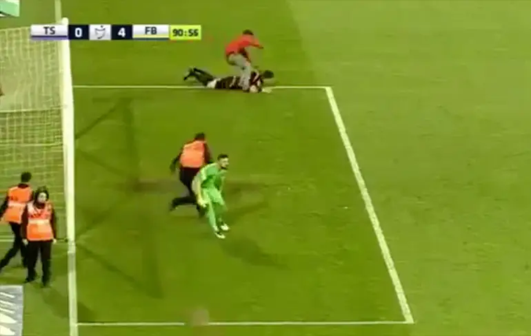 Turkse voetbalsupporter valt arbiter aan