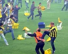 Turkse voetbalwedstrijd loopt volledig uit de hand