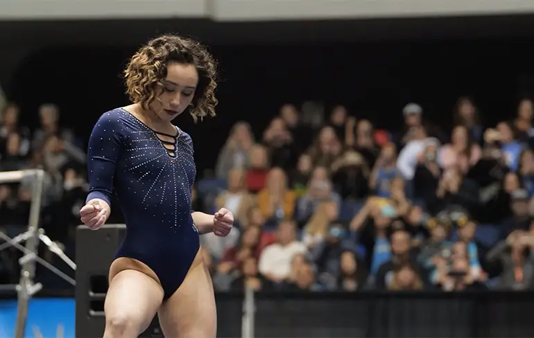 Turnster Katelyn Ohashi scoort een perfecte 10 op onderdeel vloer