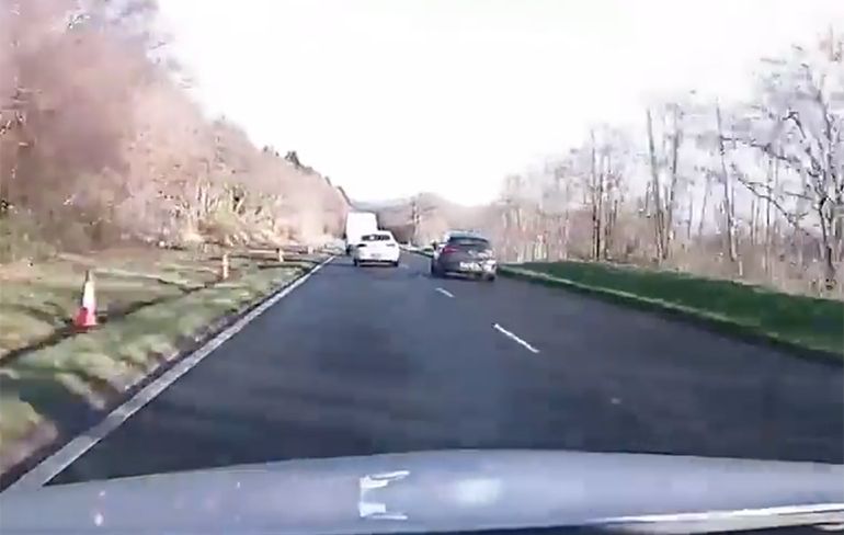 Twee auto's en een busje betrokken bij idiote inhaalactie in Wales