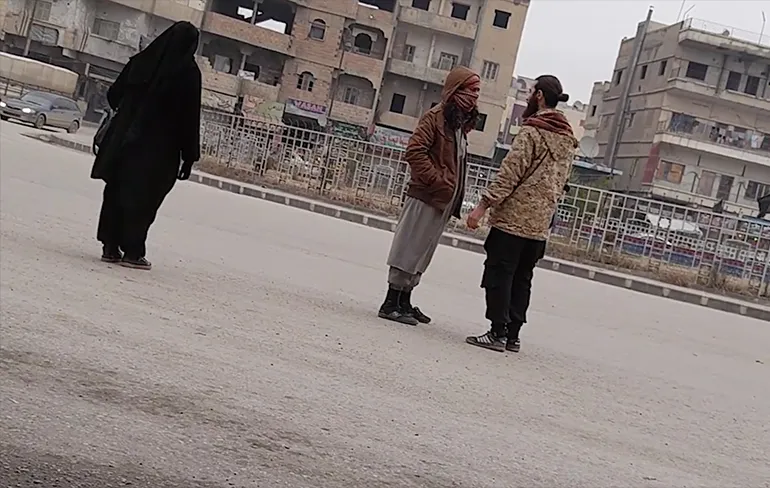 Twee dappere vrouwen maken in het geheim opnames in Raqqa