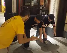 Twee dronken Chicago Bears fans doen een wedstrijdje...