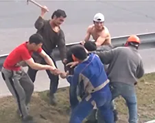 Twee groepen Russische bouwvakkers gezellig op de vuist