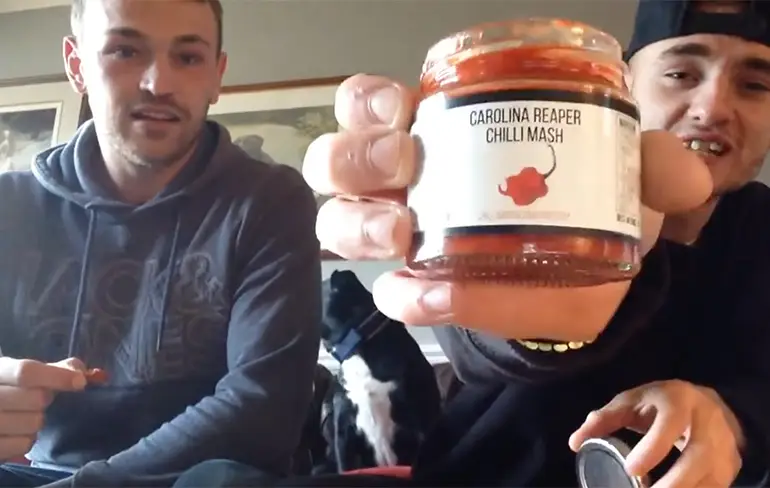Twee idioten vervelen zich en doen de hete peper uitdaging...