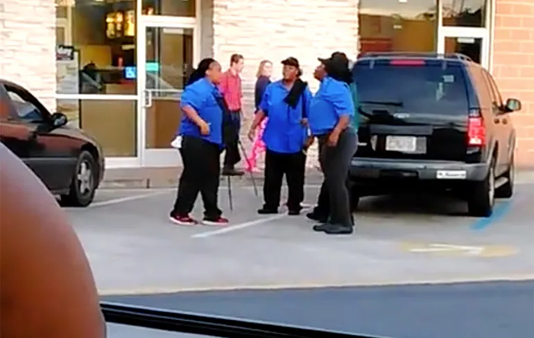 Twee medewerkers McDonalds kunnen niet echt met elkaar door één deur!