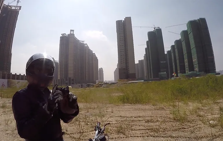 Twee motorrijders laten Chinese spookstad zien