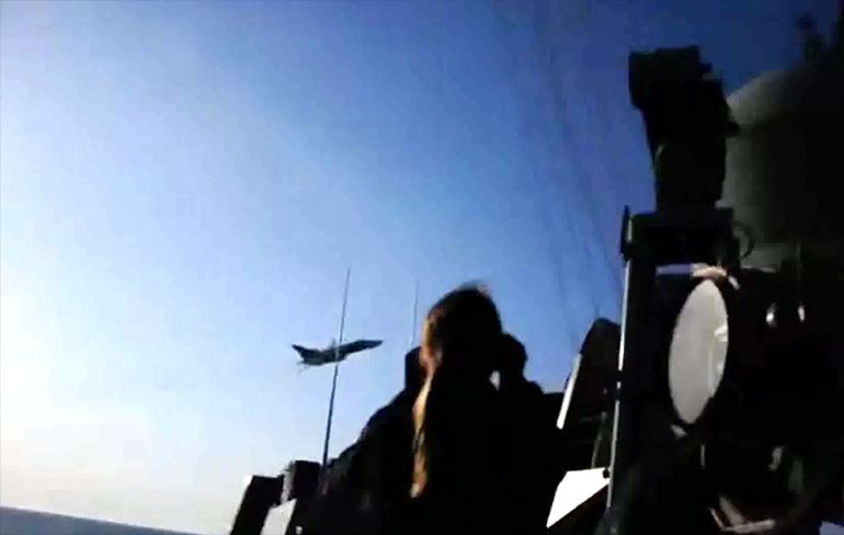 Twee Russische gevechtsvliegtuigen vliegen langs Amerikaans marineschip