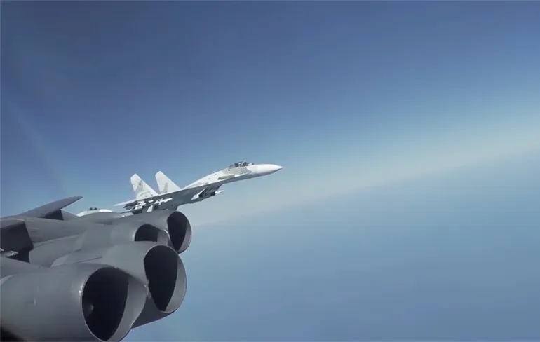 Twee Russische Sukhoi SU-27 straaljagers provoceren Amerikaanse B-52
