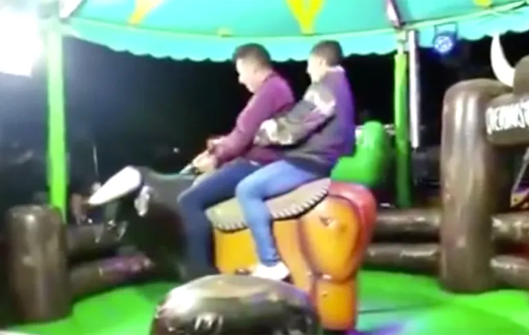 Twee vrienden leren elkaar wat beter kennen op mechanische stier