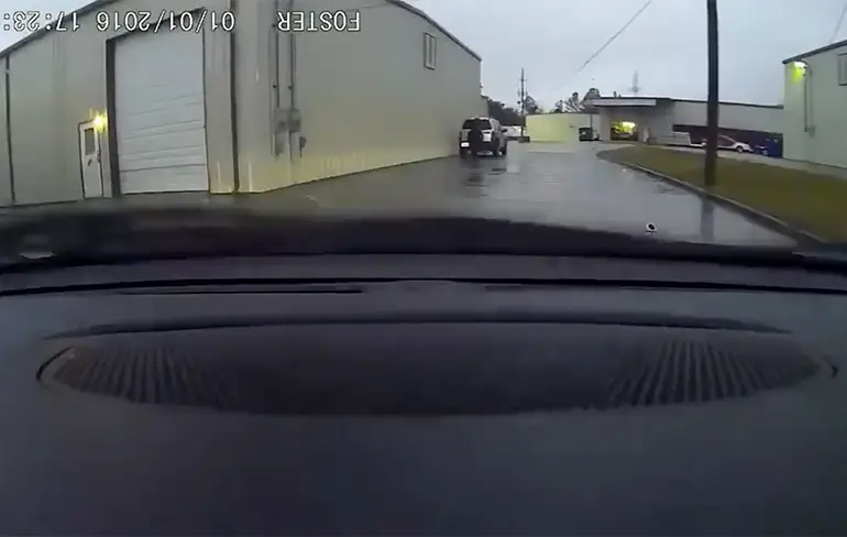 Twee vrouwen in een auto zien een laadperron over het hoofd