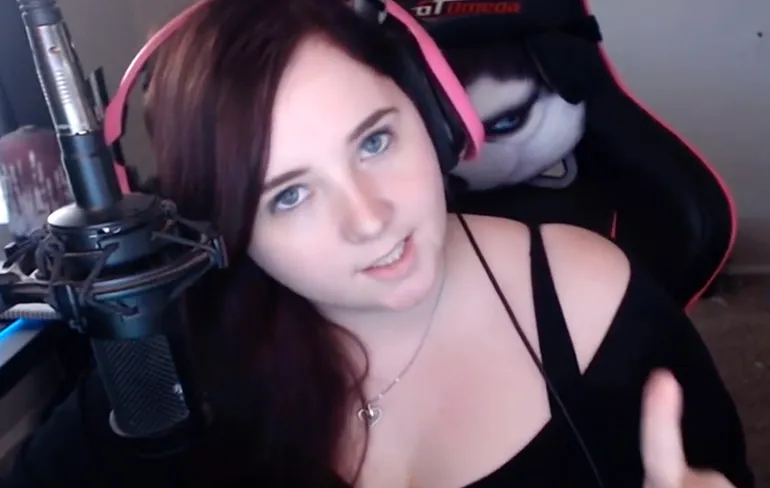 Twitch streamer Jewel noemt haar vriendje verlegen, hij bewijst haar ongelijk