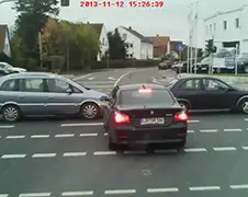 Typische Duitse BMW rijder kan even naar garage...